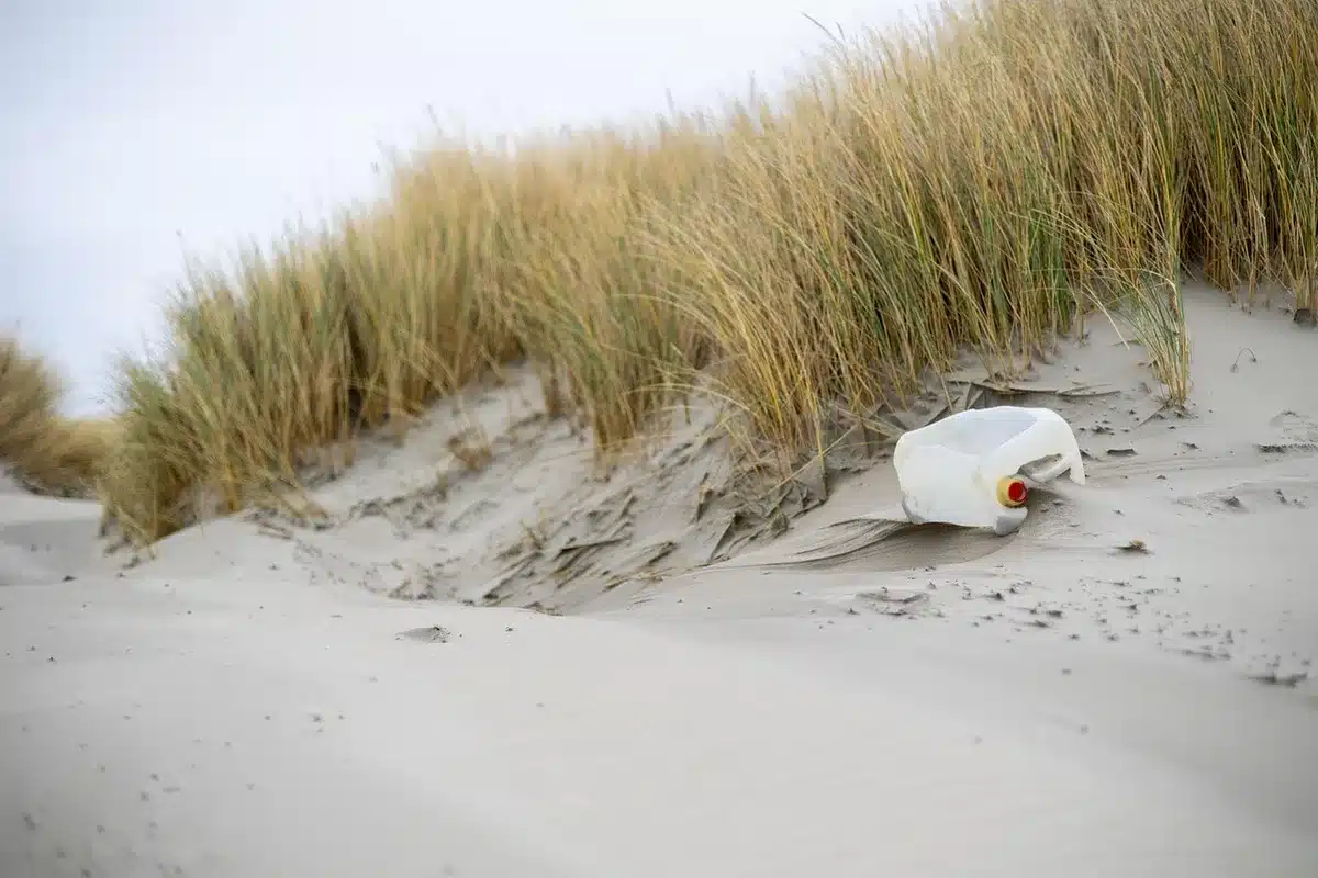Siphon en plastique en forme de U sous un évier, vu de près