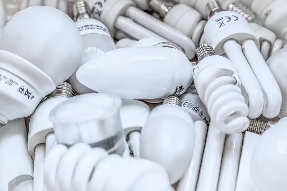 Atelier de designer montrant une lampe en fibre de verre et échantillons de tissu