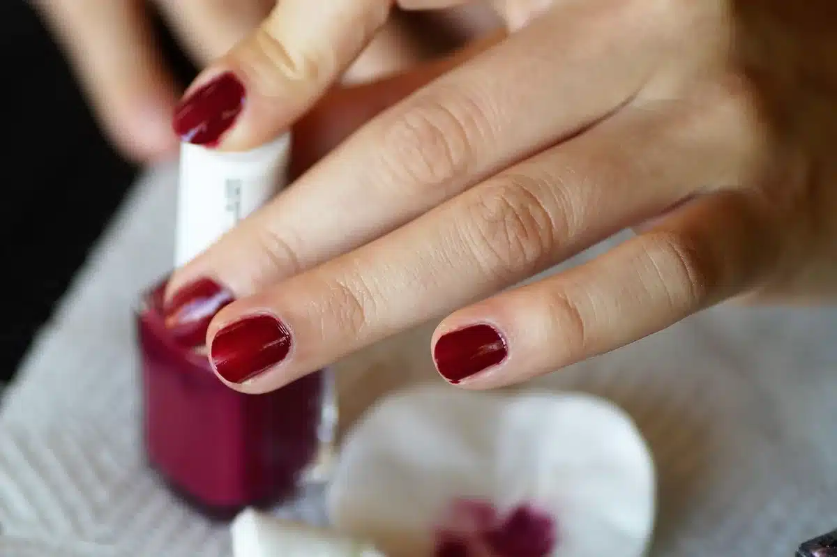 Application de vernis sur une sculpture peinte en plâtre sous lumière du jour