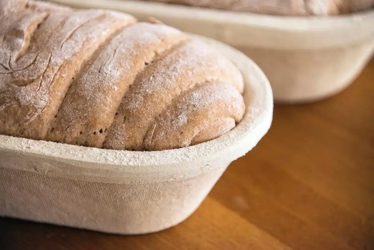 Tranches de brioche posées sur une planche prêtes à être découpées
