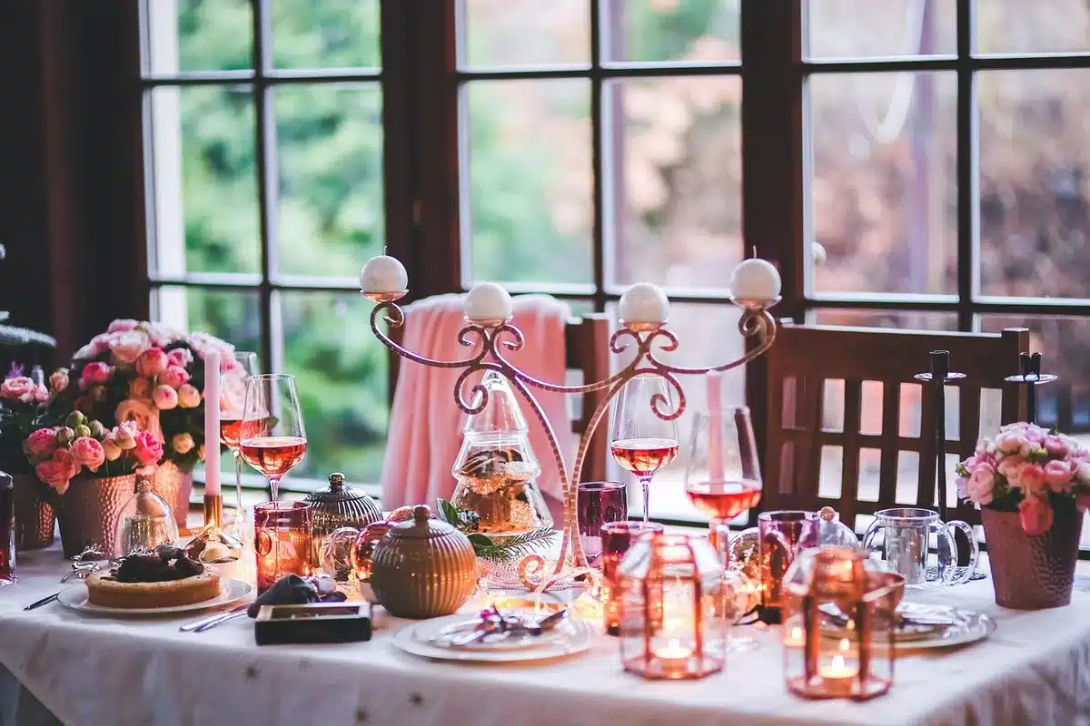 Étagère d'une friperie avec décorations photographiées en journée
