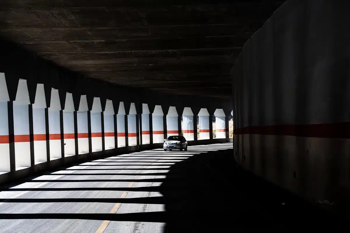 Versement et lissage du béton ou de l'asphalte dans un creux d'allée