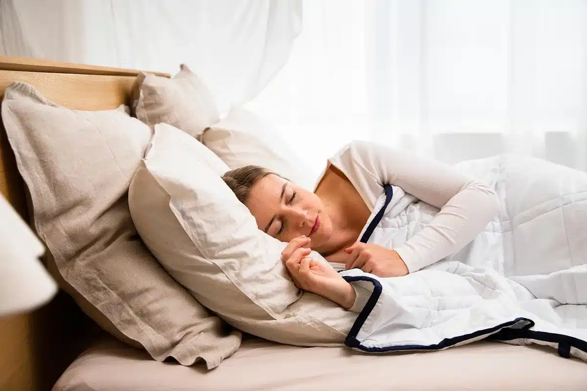 Gros plan sur un matelas et des oreillers usés