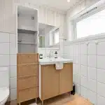 Toilette compacte Deca installée dans une petite salle de bain moderne