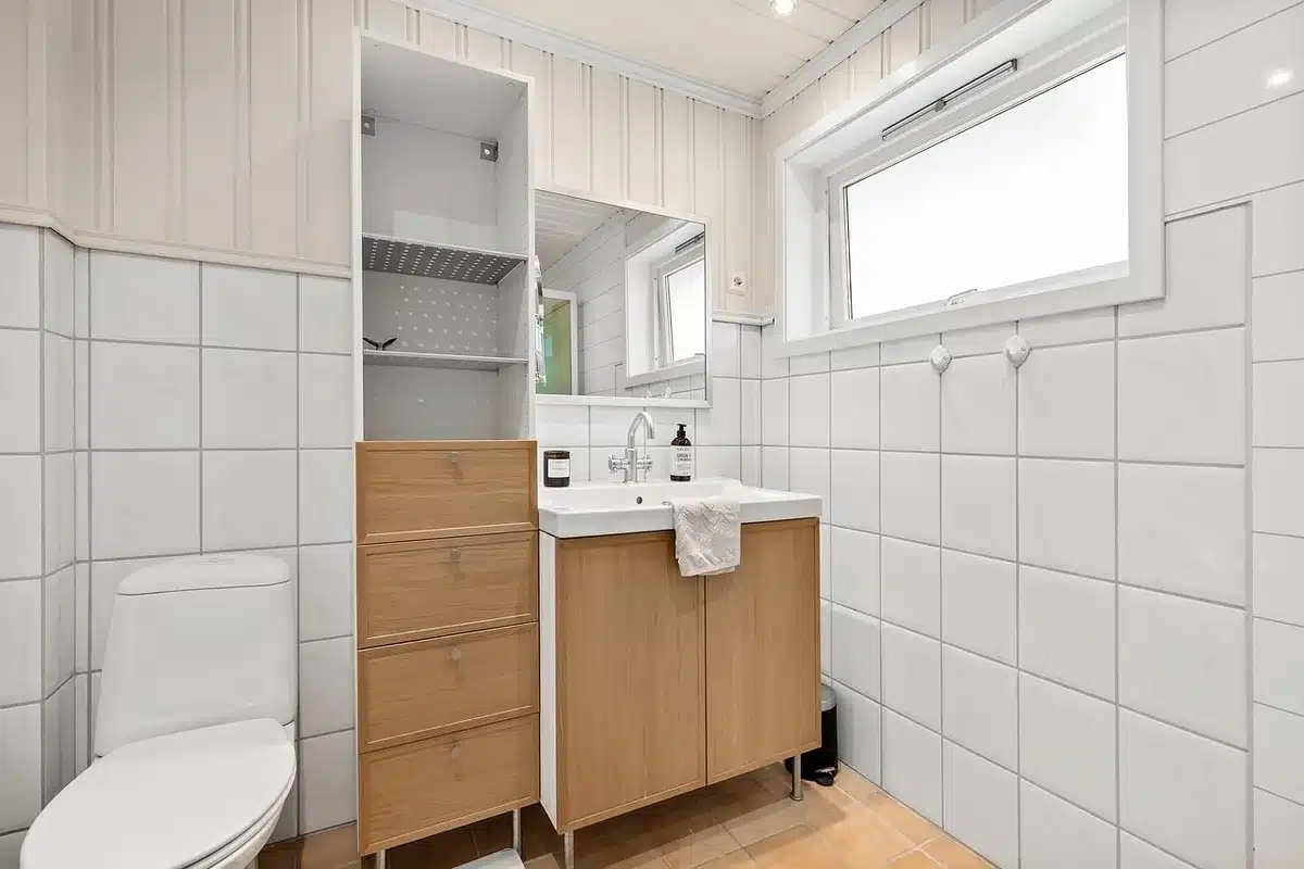 Toilette compacte Deca installée dans une petite salle de bain moderne