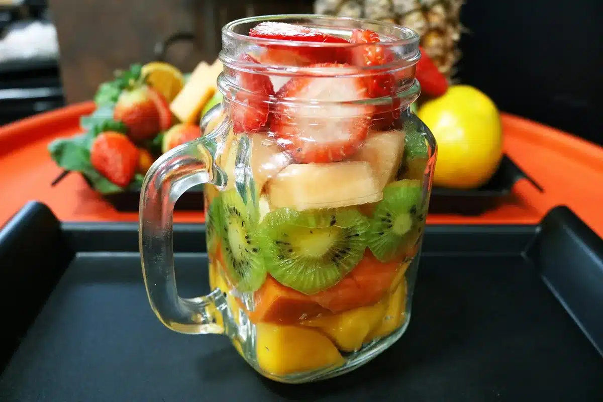 Bol d'agrumes et fraises riche en vitamine C sur une table