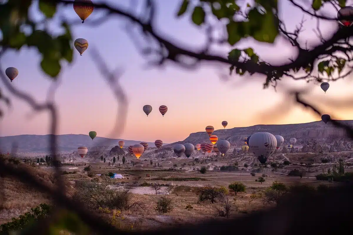 Grande couronne de Noël faite de ballons posée près d'une fenêtre