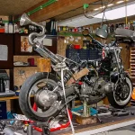 Atelier clair de rénovation de meubles avec un meuble poncé et outils de peinture
