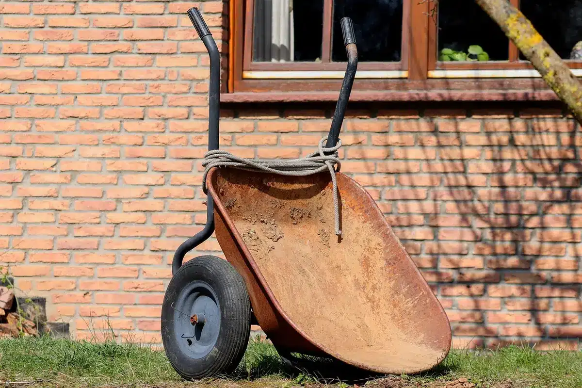 Préparation du sol et pose d’un bordage durable le long de la maison
