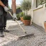 Gazon en gravier côté maison : guide express pour une transition parfaite