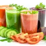 Verre de jus de carotte sur un plan de travail de cuisine, lumière du jour