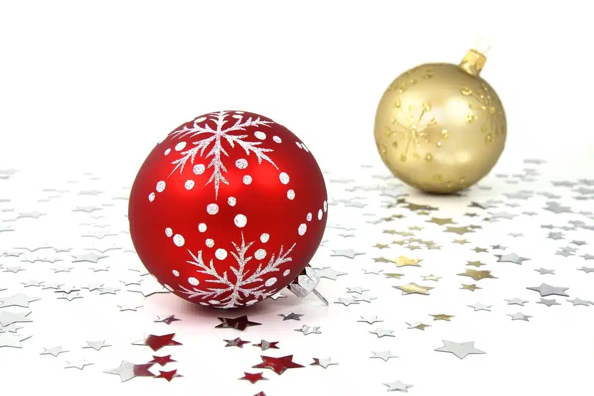 Peinture d'une boule de Noël fixée sur une brochette pour séchage