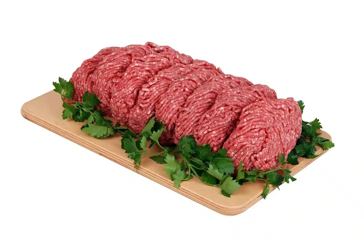 Paleron de bœuf cru posé sur une planche à découper