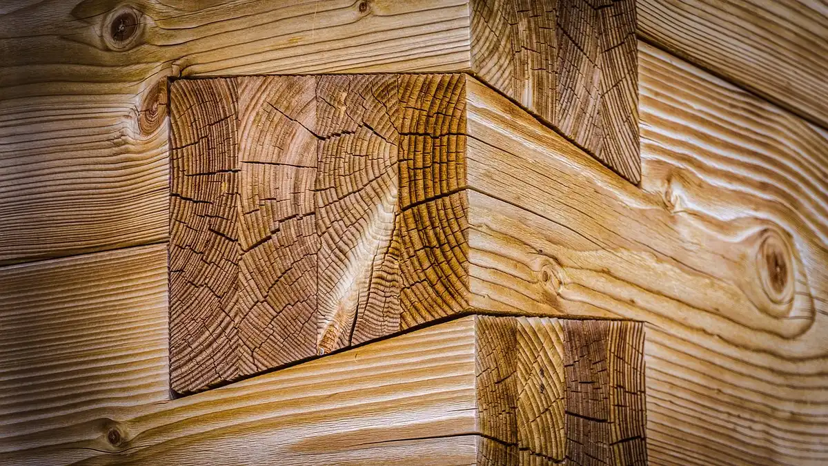 Mains posant des nouveaux pieds en bois sous une coiffeuse