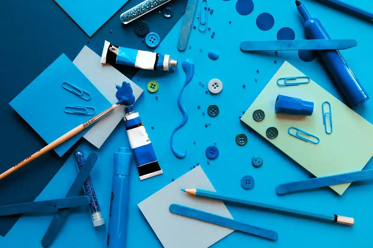 Outils et fournitures disposés sur une table de bricolage